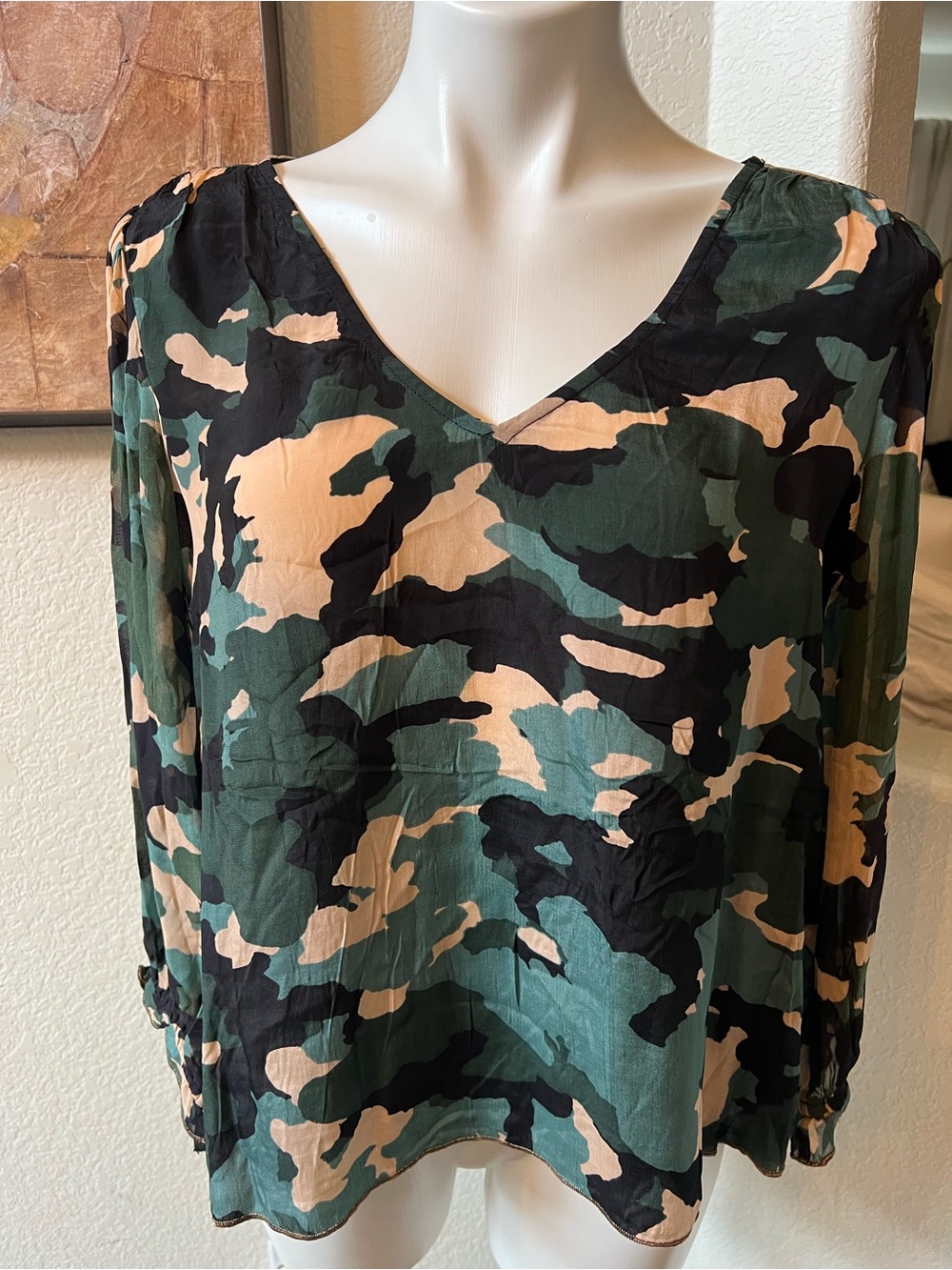 Velvet by Graham & Spencer V-Neck Camouflage - GreenTanBlack M NEW